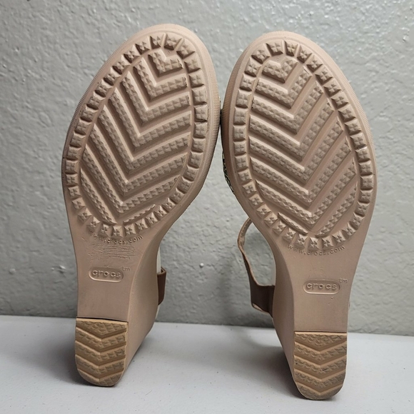 CROCS Leigh ll Ankle Strap Wedge Sandals Women's Size 9 - Picture 2 of 9